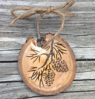 Woodburning Christmas Patterns, Woodburn Christmas Ornaments, Wood Burning Ornaments, Pyrography Jewelry, Diy Wood Burning, Medieval Christmas, Wood Burned Gifts, Woodburning Art, Wood Box Centerpiece