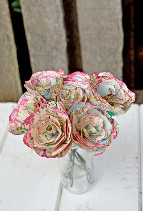 Gorgeous Map Roses | Here's a bouquet of roses that won't wilt! This project would be a beautiful decorating idea for your Mother's Day brunch, too. Crafts With Maps Diy Projects, Painted Paper Flowers, Map Crafts Ideas, Diy Rose Decor, Easy Crafts For Adults Home Decor, Crafts With Maps, Homemade Valentines Gift, Recycling Paper, Senior Crafts