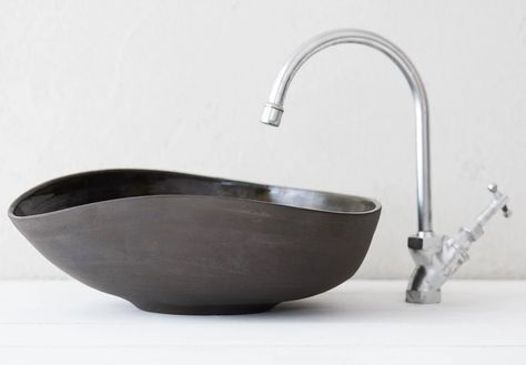 by Yishai Simon в Instagram: «#blacksink #wabisabi #customadesink #colorfullsinks #naiimpottery» Pottery Sink, Clay Sinks, Unique Bathroom Sinks, Bathroom Unique, Texture Ideas, Unique Sinks, Sink Bowl, Custom Urns, Modern Sink