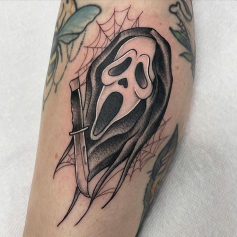 Sleeve Tattoos Horror, Ghostface Thigh Tattoo, Ghostface Tattoo Design, Spooky Tattoo Ideas, Ghost Face Tattoo, Ghostface Tattoo, Scream Tattoo, Horror Sleeve, Tattoo Halloween