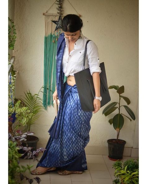 Every girl has a white shirt in her wardrobe, but this classic piece is not meant to be worn only with trouser or a pair of jeans. Infact you can very very easily style it with a traditional saree. Here is how to do it…. Shirt With Saree Style, White Blouse For Saree, White Blouse Saree Combination, Shirt Blouses For Saree, Saree With White Blouse, Blouses For Sarees, White Saree Blouse, Saree Combination, White Blouse Designs