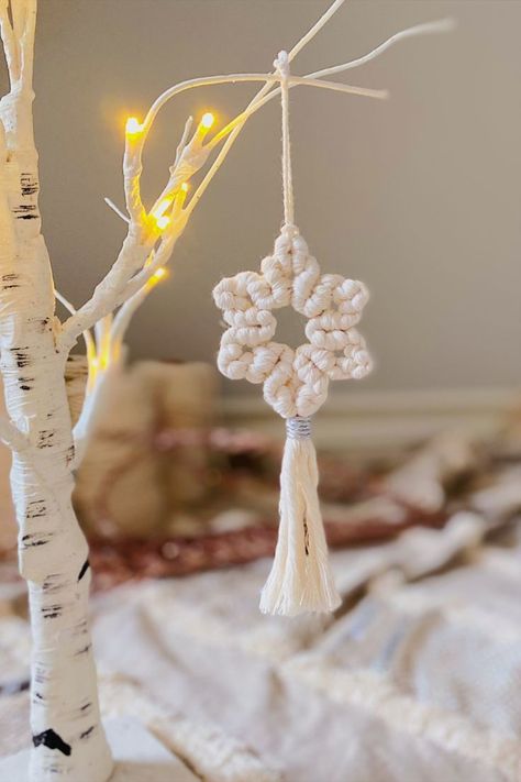 Tree Ornaments Diy Christmas, Macrame Star Ornament, Easy Macrame Patterns, Christmas Tree Ornaments Diy, Tree Ornaments Diy, Macrame Star, Tutorial Macramé, Easy Christmas Ornaments, Diy Christmas Ornaments Easy