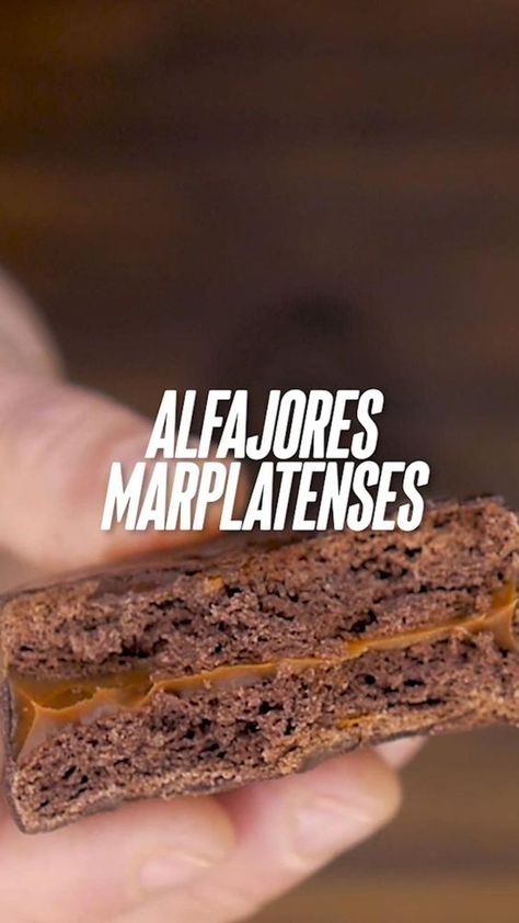 La historia de los alfajores marplatenses se remonta a principios del siglo XX, cuando inmigrantes europeos introdujeron la receta en la región. Con el paso del tiempo, los maestros reposteros locales perfeccionaron la receta, adaptándola a los gustos y preferencias del paladar argentino.

A lo largo de las décadas, los alfajores marplatenses han experimentado diversas variaciones y mejoras, pero siempre manteniendo su esencia tradicional y su calidad artesanal. Hoy en día, son un símbolo de la rica herencia culinaria de Mar del Plata y un placer indulgente para quienes buscan disfrutar de lo mejor de la repostería argentina. Alfajores Recipe Argentina, Argentinian Food, Kids Recipes, Mini Desserts, Chocolate Cookies, Pie Recipes, Dark Chocolate