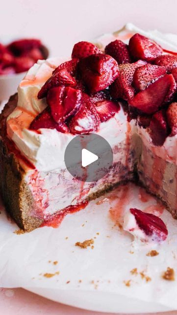 Roasted Strawberry Cheesecake, Fruit Cheesecake, Roasted Strawberries, Kinds Of Desserts, Dessert Dishes, Creamy Cheesecake, Quick Bread Recipes, Strawberry Cheesecake, Summer Desserts