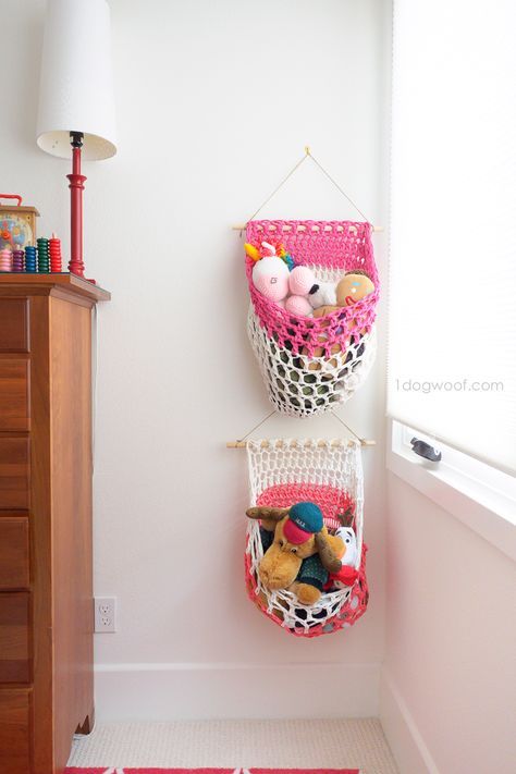 Stuffy Storage Ideas, Crochet Wall Basket, Hanging Basket Crochet Pattern, Hanging Basket Crochet, Basket Crochet Pattern, Cat Patterns, Yarn Hanging, Basket Crochet, Crochet Baskets