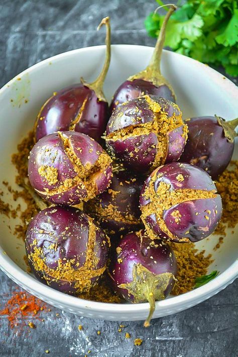 Bharwa Baingan, Brinjal Recipe, Baingan Recipe, Veg Pulao Recipe, Indian Vegetarian Dishes, Veg Pulao, Eggplant Curry, Simple Family Meals, Stuffed Eggplant