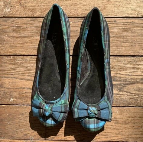 ann taylor loft plaid bow flats Ann Taylor Loft Plaid Flats Fabric upper Rubber sole Labeled Size 8M Fabric on the former side so you will have to wear these in — seems narrow toward the front of the shoe Also there is a black grain looking lines on one of the bows — it’s just the fabric it’s not a flaw Like new condition Price includes flat rate expedited usps shipping Navy Ballet Flats, Black And White Flats, Gold Loafers, Plaid Flats, Black Suede Loafers, Velvet Flats, Pink Flats, Brown Flats, Plaid Bow