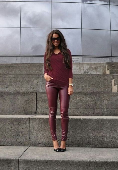 34 Cute and Fashionable Outfits in Burgundy Outfit Pantalon Vino, Lederhosen Outfit, Outfits Leggins, Burgundy Outfit, Leather Pants Outfit, Color Trends Fashion, Maroon Leather, Street Look, Faux Leather Pants