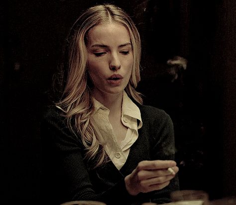 smoking princesses Madeline Usher, Air Witch, Willa Fitzgerald, The House Of Usher, House Of Usher, Kelly Macdonald, Book Editor, Sarah Gadon, Female Character Inspiration