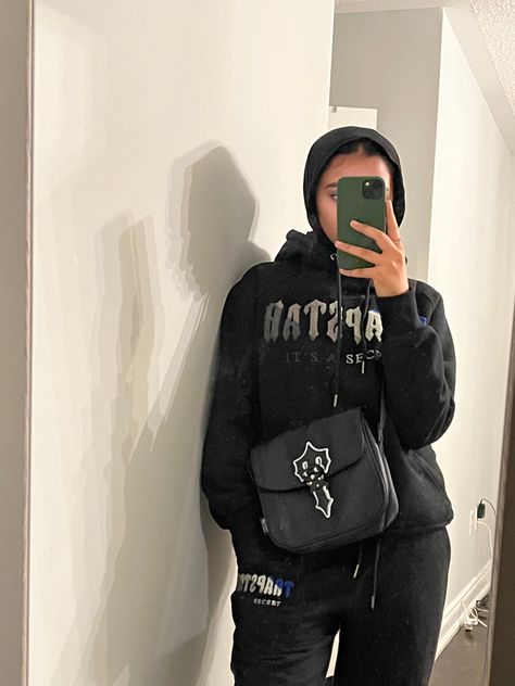 Uk Hijabi Drip, Hijabi Tracksuit Outfit, Trapstar Bag Outfit, Trapstar Tracksuit Women, Black Women Tracksuit, Trapstar Girl, Ikea Under Bed Storage, Trapstar Aesthetic, Tracksuit Outfit Ideas