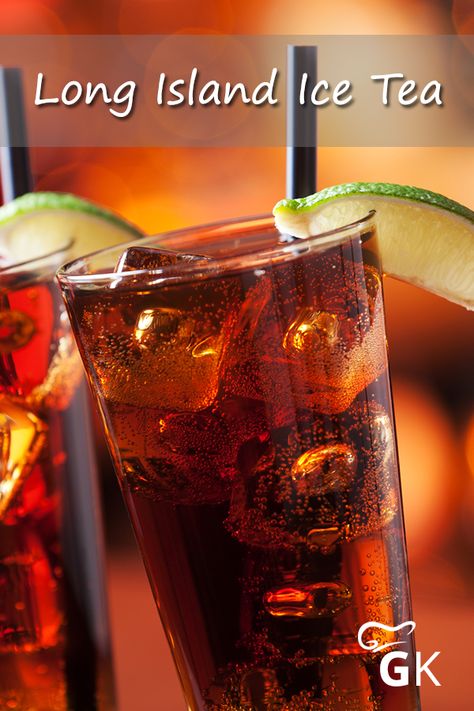 Ursprünglich stammt das Rezept für den Long Island Ice Tea aus New York. Eistee, enthält der Drink aber keinen. Für die Tee-Farbe sorgt das Cola. #longislandicetea #cocktail #drink #selbstgemacht #rezept #gutekueche.de Long Island Cocktail, Cola Cocktail, Long Island Iced Tea Cocktail, Ice Tee, Tea Cocktail, Drink Syrups, July Calendar, Long Island Iced Tea, Rum Cocktails