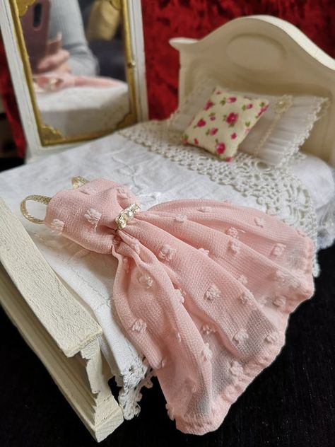 Dress Ornaments, Dollhouse Dresses, Miniature Bedroom, Miniature Clothes, Dress Barbie Doll, Miniature Dress, Sewing Barbie Clothes, Barbie Doll Clothing Patterns, Wedding Doll