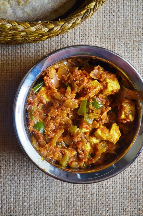 paneer tawa masala, quick and easy restaurant style paneer masala!  Recipe @ http://cookclickndevour.com/paneer-tawa-masala-recipe  #cookclickndevour #indinfood #recipeoftheday Indian Beef Recipes, Paneer Masala, Best Vegetable Recipes, Vegeterian Recipes, Curry 4, Paneer Dishes, Veg Curry, Paneer Recipe, Goan Recipes