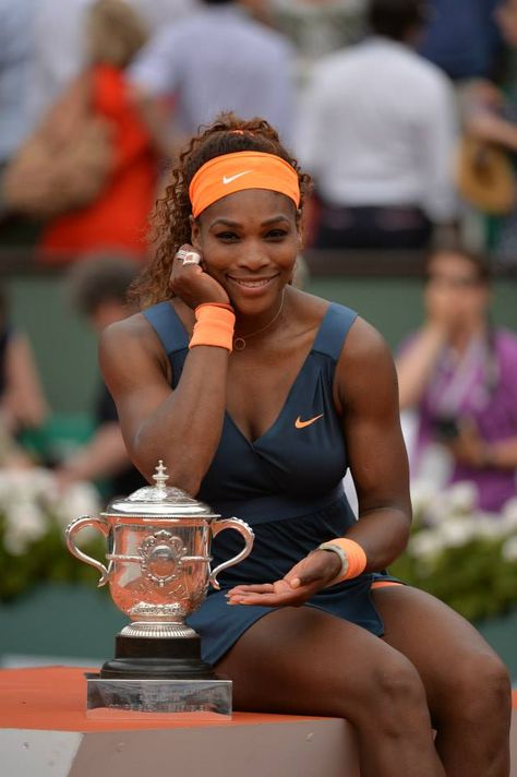 World #1 Serena Williams Celebrates Winning the 2013 French Open w/ the Suzanne Lenglen Trophy ... This is Serena's 16th MAJOR Title - She is 2 SLAMS away from tying American greats Martina Navratilova & Chrissy Evert all-time high of 18 SLAMS - the most SLAMS of any American player. #ComeOn Serena! Jennifer Capriati, Serena Williams Tennis, Venus And Serena Williams, Williams Tennis, Martina Navratilova, Female Tennis, Tennis Legends, Professional Tennis Players, Venus Williams