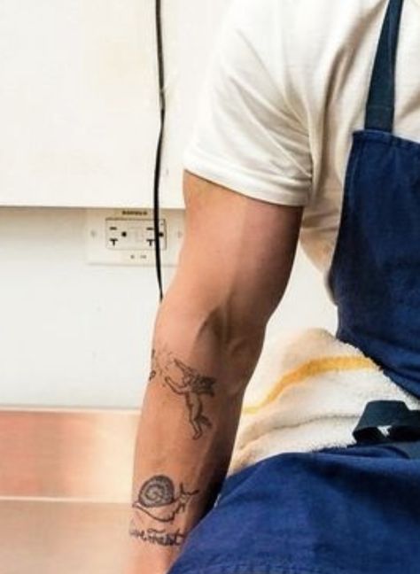 Jeremy Allen White Tattoo, Lip Gallagher, Allen White, Let It Rip, Jeremy Allen White, White Angel, Angel Tattoo, White Tattoo, Minimalist Tattoo