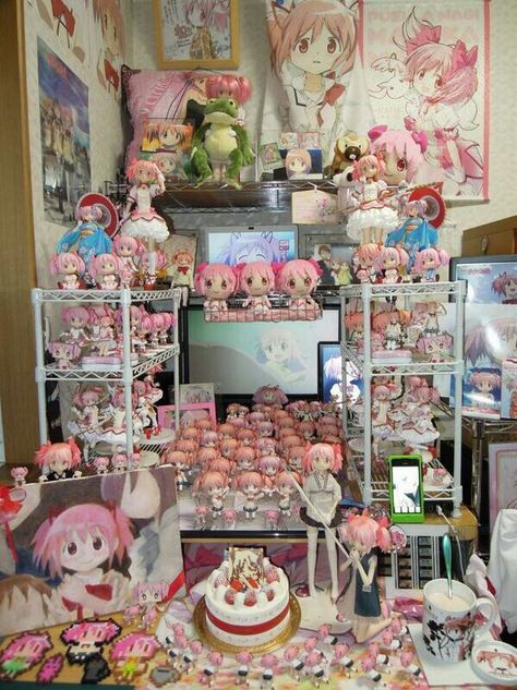 Madoka. OH MY FRICKING GOD AHHHHHHHH Hi Welcome To Chili's, Otaku Room, Ideas Hogar, Anime Room, Puella Magi, Cute Room Ideas, Anime Figurines, Kawaii Room, Puella Magi Madoka Magica