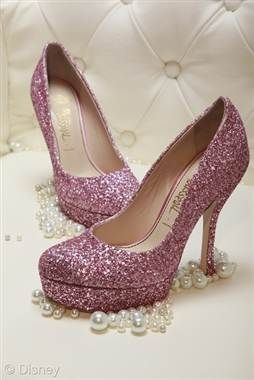 Pretty Pink Glitter Pumps fashion pink shoes glitter high heels sparkle pumps Pink Glitter Heels, Diy Glitter Shoes, Diy Glitter, Glitter Pumps, Glitter Sneakers, Glitter Heels, Glitter Diy, Timberlands, Glitter Shoes