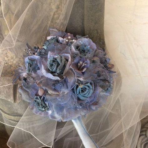 Brides Corpse, Corpse Bride Bouquet, Goth Weddings, Corpse Bride Dress, Corpse Bride Wedding, Corpse Bride Art, Witchy Wedding, Brides Flowers Bouquet, Berta Wedding