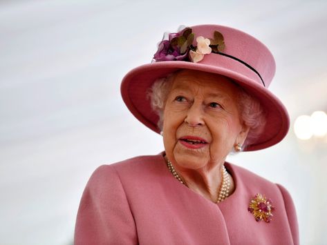 Queen Elizabeth Tries Therapy to Reunite Royal Family for the Holidays – SheKnows Prins Philip, Rainha Elizabeth Ii, Queen Style, The Truman Show, Prins Harry, Prinz William, Reine Elizabeth Ii, Prinz Harry, Reine Elizabeth