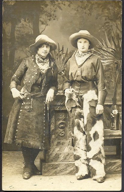 Wild West Cowgirls ready for a fight Guns Drawn Photograph… | Flickr 1800 Photography, Old West Photos, Wilde Westen, Cowboy Girl, The Lone Ranger, Cowboys And Indians, Vintage Cowgirl, Photographic Studio, Time Photo