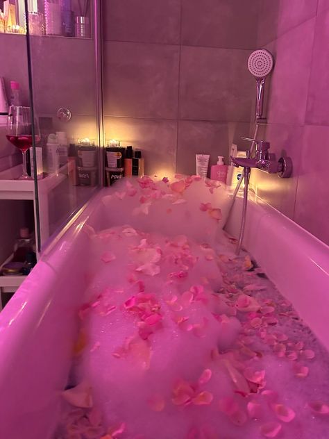 Bathroom Pink Aesthetic, Pink Penthouse, Chav Aesthetic, Baddie House, Pretty Apartments, Baddie Room, Modern Apartment Living Room, Luxury Room Bedroom, Pink Baths