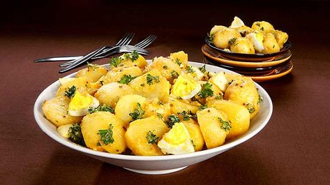 Curried Potato Salad Curry Potato Salad, Curried Potato Salad, Penzeys Recipes, Penzeys Spices, Potato Salads, Vegetarian Curry, Dinner Entrees, Vegan Salad, Potatoe Salad Recipe