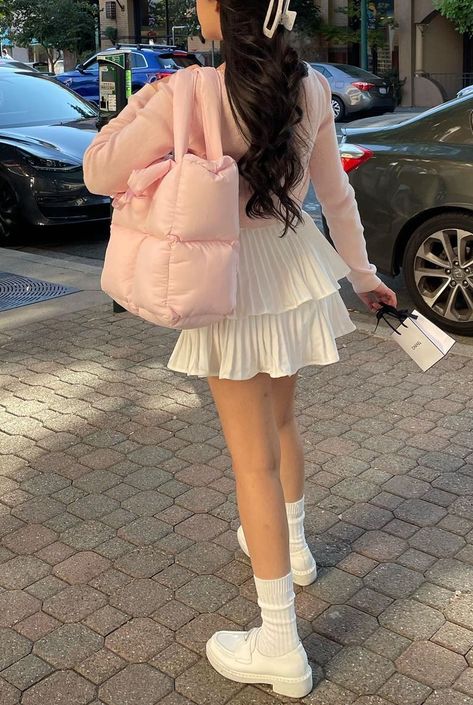 Pastel Pink Outfits Aesthetic, Love Pink Clothes, Merry Pinkmas, Chilly Weather Outfits, Pink Outfits Aesthetic, Blonde And Brunette Best Friends, Angel Fashion, Pink Pilates, Japan Outfit