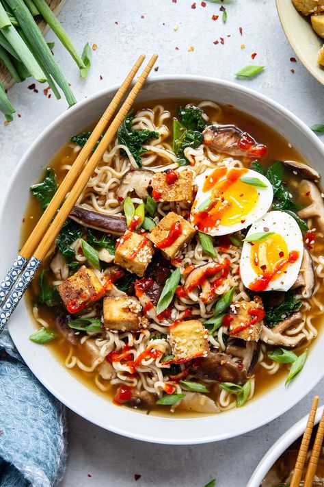 Loaded with tender shiitake mushrooms and crispy sesame tofu in a savory veggie broth, this shiitake mushroom ramen is packed to capacity with flavor! Shiitake Ramen, Shitake Mushroom Recipes, Shiitake Mushroom Recipes, Shiitake Recipes, Shiitake Mushroom Soup, Shiitake Mushrooms Recipes, Tofu Ramen, Vegan Diner, Mushroom Ramen