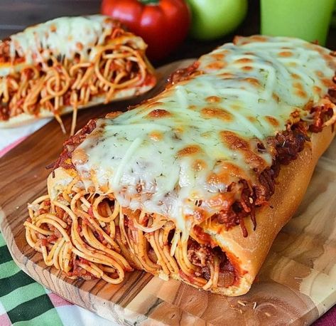 Stuffed Spaghetti Bread Thick Spaghetti Sauce, Spaghetti Bread, Cheesy Baked Spaghetti, Bread Boats, Italian Meat Sauce, Easy Spaghetti, Baked Spaghetti, Just Bake, Food O