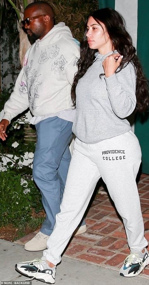 Kim Kardashian Unedited, Kim K Casual Outfits Street Style, Comfy Style Outfits, Unrecognizable Makeup, Yeezy Outfit Women, Yeezy Style, Baggy Sweats, Estilo Kim Kardashian, Trajes Kylie Jenner