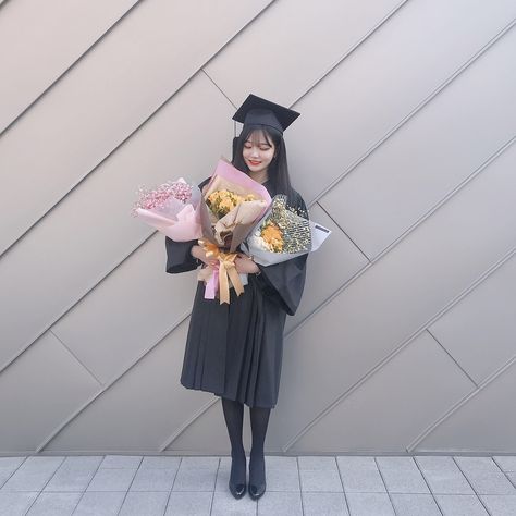 ♡ Graduation Photography Poses, Graduation Picture Poses, Grad Photoshoot, Graduation Gown, Graduation Photography, Graduation Photoshoot, Ulzzang Couple, Korean Girl Fashion