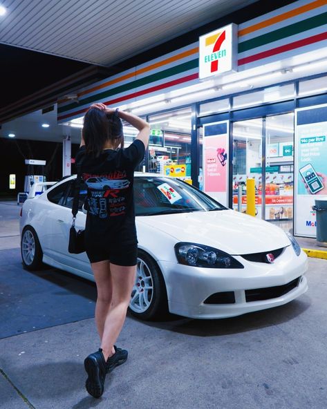 Honda jdm car girl 7eleven gas station shoot photography Mobil Civic, Dc5 Integra, 90s Japanese Cars, Aesthetic Jdm, Honda Integra Dc5, Jdm Girls, Wallpaper Carros, Honda Integra, Tokyo Drift Cars