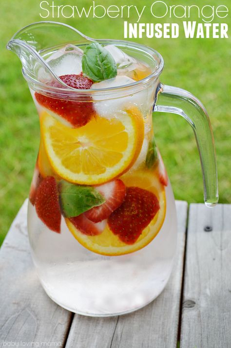 Basil Infused Water, Strawberry Mint Water, Fruit Infused Water Recipes, Detox Waters, Flavored Water Recipes, Lemon Diet, Strawberry Mint, Infused Water Recipes, Natural Colon Cleanse