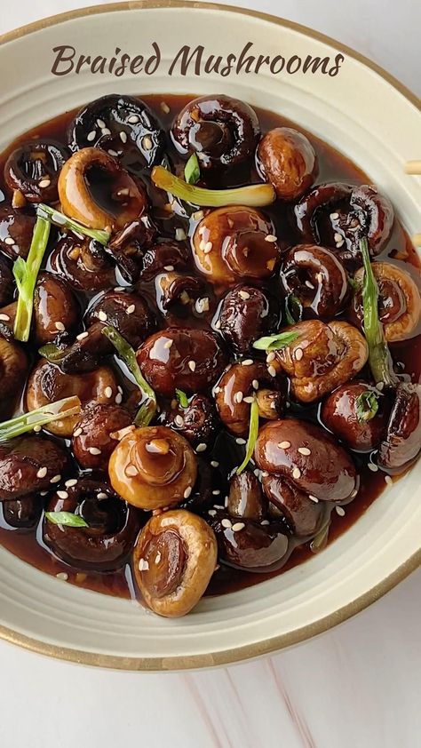 Braised Mushrooms, Jamur Kancing, Macro Food, Mushrooms Nature, Chinese Cooking Recipes, Recipe Cookbook, Food Recepie, Food Videos Cooking, Veggie Dishes