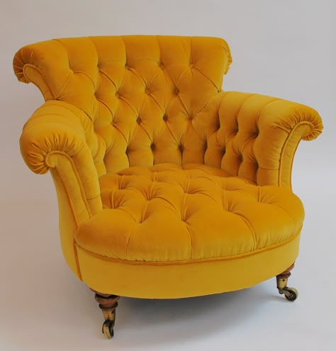 This unique armchair has been skillfully covered in deep buttoning with this mustard yellow velvet fabric Dream Furniture, Casa Vintage, Funky Furniture, Furniture Inspiration, Beautiful Furniture, Cool Furniture, Home Deco, Home Furnishings, Furniture Decor