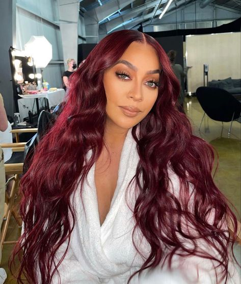 Pelo Color Borgoña, Wine Hair Color, Red Hair Looks, Medium Length Curly Hair, Red Hair Inspo, Wine Hair, Long Curly Wig, Burgundy Hair, Ombre Hair Color