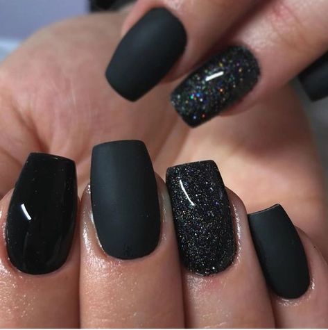 Matt And Glitter Nails, Black Shiny And Matte Nails, Short Black Coffin Nail Ideas, Matte And Shiny Nails, Black Shiny Nails, Black Nails Short, Nails Grunge, Emerald Nails, Black Coffin Nails