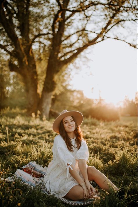 White Dress Portrait, Blanket In Field Photoshoot, Portrait Field Photography, Senior Photos Open Field, Portraits In A Field, Photography In A Field, Self Portrait Photography Outdoors, Flower Field Portrait, Boho Field Photoshoot