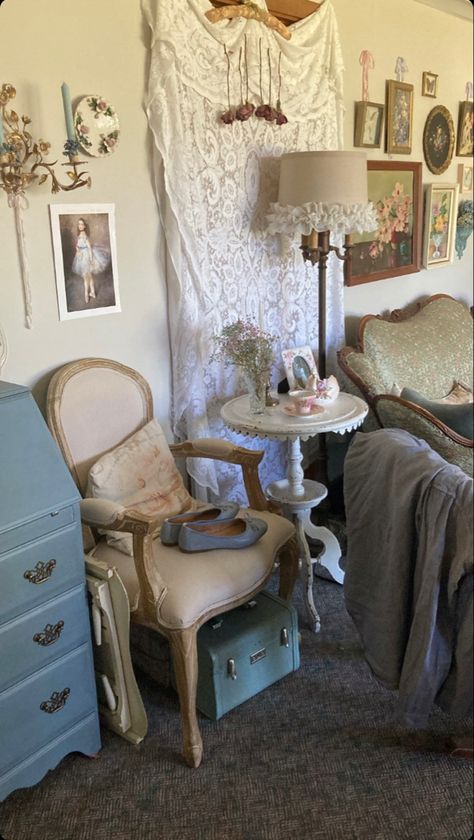 Old Lady Interior Design, Old Lady Room, Vintage Grandma Aesthetic, Vintage Inspired Room, Retro Rooms, Cool Room Decor, Bedroom Decor Inspiration, Small Room Design, House Inside