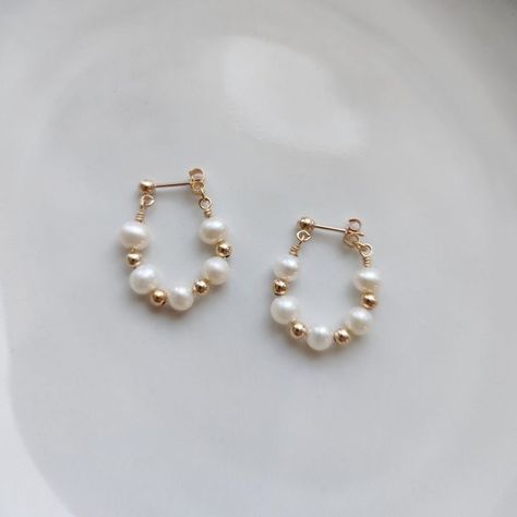 14k Gold Drop Earrings, Pearl Beaded Earrings, Beaded Jewelry Inspiration, Pearl And Gold Earrings, Cute Hoop Earrings, Inexpensive Jewelry, Preppy Jewelry, Jewelry Accessories Ideas, Earrings Beaded