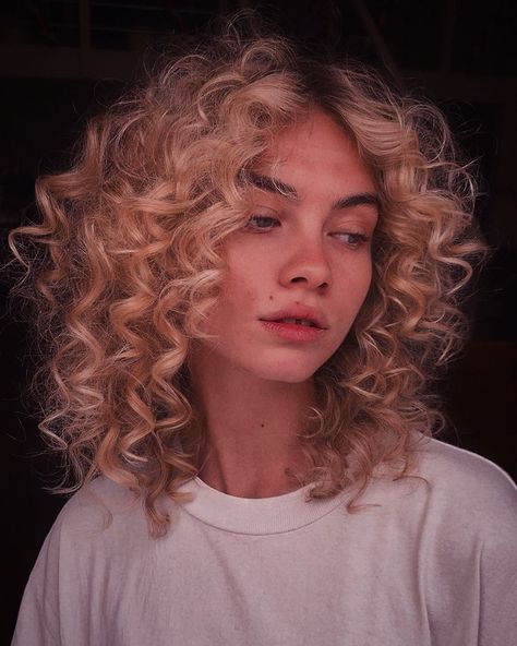 Blonde Curly Shoulder Length Hair, Blond Natural Curly Hair, Blonde 2c Curly Hair, Curly Blond Hairstyles, Blonde Tips Curly Hair, Curly Shoulder Length Hair Cuts, Permed Hairstyles Shoulder Length, Perm Blonde Hair, Blonde Hair No Highlights