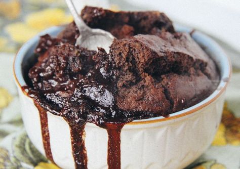 self saucing chocolate pudding Self Saucing Chocolate Pudding, Self Saucing Pudding, Chocolate Cobbler, Chocolate Pudding Cake, Winter Dessert Recipes, Yogurt Greco, Winter Desserts, Paleo Chocolate, Pudding Cake