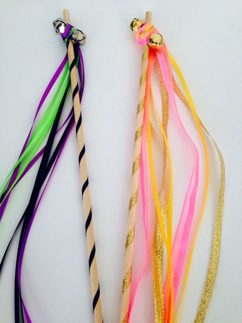 These wands are so cute and perfect for a little girls party or a costume… Maleficent Birthday Party, Sleeping Beauty Birthday Party, Descendants Party Ideas Birthdays, Maleficent Party, Disney Descendants Party, Sleeping Beauty Party, Kylie Birthday, Descendants Party, Ribbon Wands