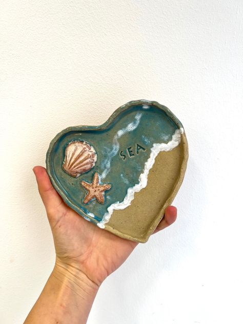 Clay And Seashells, Clay Art Gift Ideas, Clay Summer Ideas, Ocean Pottery Ideas, Beachy Clay Ideas, Ocean Ceramics Ideas, Summer Clay Ideas, Seashell Clay, Ceramics Ashtray