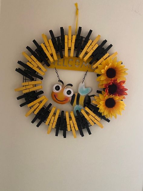 Bumble Bee Clothespin Wreath Bee Clothespin, Dragonfly Wreath, Painted Clothes Pins, Bumble Bee Wreath, Clothes Pin Ornaments, Fall Wreath Tutorial, Clothespin Diy Crafts, Wooden Clothespin Crafts, Clothespin Wreath