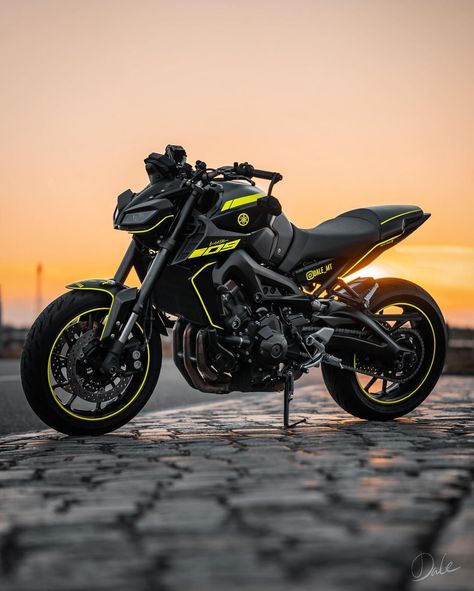 Daniel no Instagram: “🌅 ——————————————————— 🏍 Yamaha MT-09 (2019) 📸 Sony a6500 - Sigma 56mm 1.4f ——————————————————— #bike #sportbike #nakedbike #revsyourheart…” Valentino Rossi Yamaha, Sony A6500, Mt Bike, Yamaha Mt 09, Motorcycle Brands, Yamaha Bikes, New Luxury Cars, Mt 09, Fast Bikes