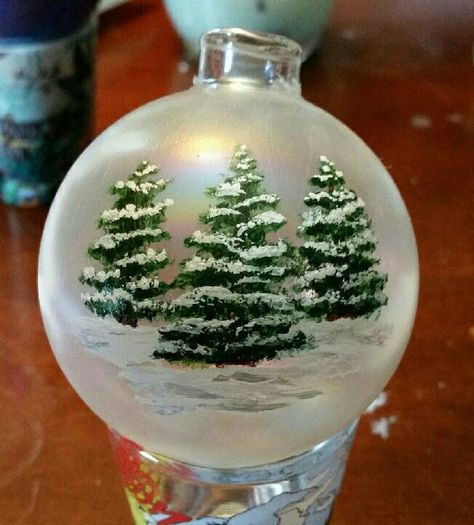 Painted Bulbs Glass Ornaments, Hand Painted Clear Ornaments, Christmas Baubles Painted, Hand Painted Glass Christmas Ornaments, Painted Ordiment Ideas, Painted Christmas Balls Ornaments, Painting On Glass Ornaments, Paint Glass Ornaments Diy, Diy Painted Glass Ornaments