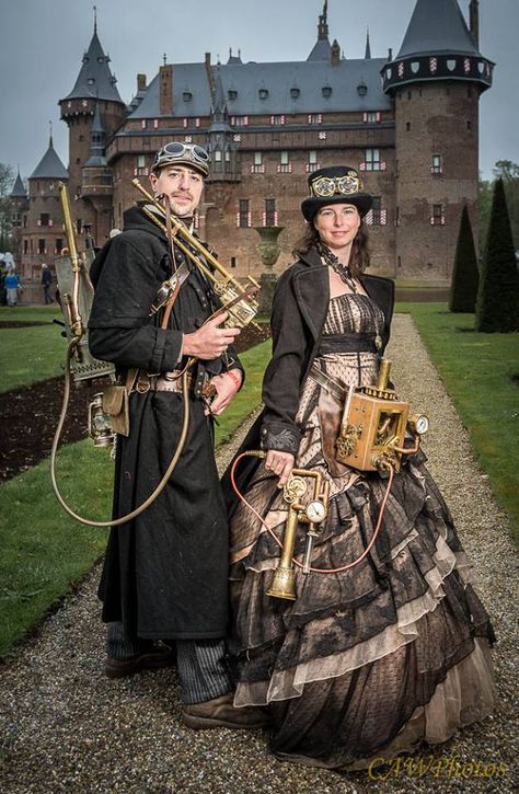 Steampunk Couple at Elfia Haarzuliens, 2015 Steampunk Couple, Steampunk Romance, Steampunk Mode, Steampunk Party, Steampunk Men, Steampunk Ideas, Mode Steampunk, Steampunk Couture, Steampunk Pirate