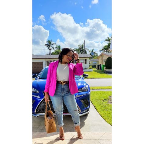 Thrifted neon pink blazer paired with boyfriend jeans, a tank top and sandals Pink Blazer Jeans, Hot Pink Shirt Outfit, Gucci Belt Outfit, Lady Lawyer, Trench Outfit, Hot Pink Shirt, Lawyer Fashion, Black Lady, Jeans With Heels