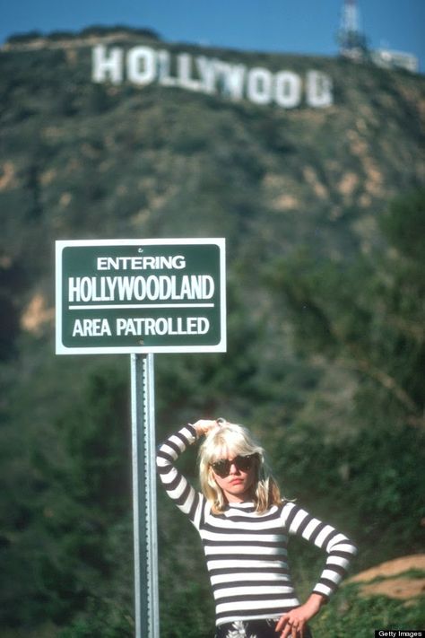 Debbie Harry in Hollywood, 1977. - Imgur Deborah Harry, Blondie Debbie Harry, Hollywood Sign, Rock N’roll, Debbie Harry, I'm With The Band, City Of Angels, California Dreamin', California Dreaming